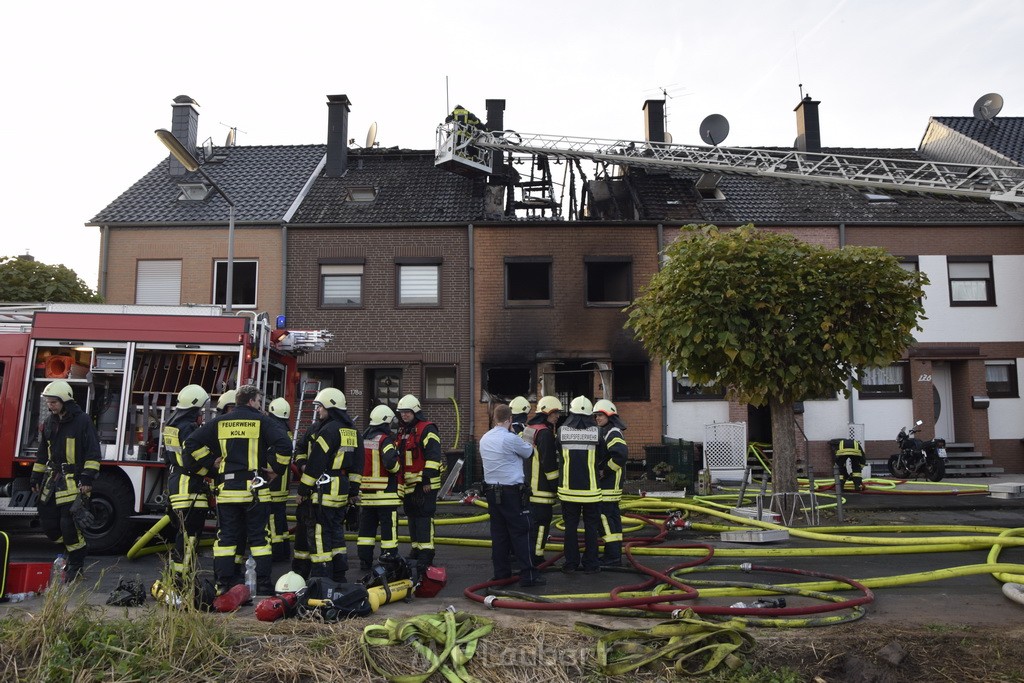 Feuer 2 Vollbrand Reihenhaus Roggendorf Berrischstr P018.JPG - Miklos Laubert